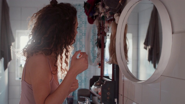 柏林，一名年轻女子早晨在浴室照镜子视频素材