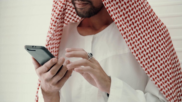 中东阿拉伯人使用智能手机视频素材