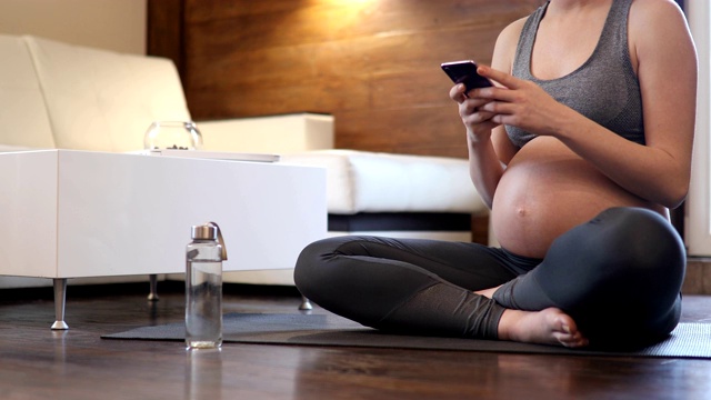 孕妇在家做瑜伽视频素材