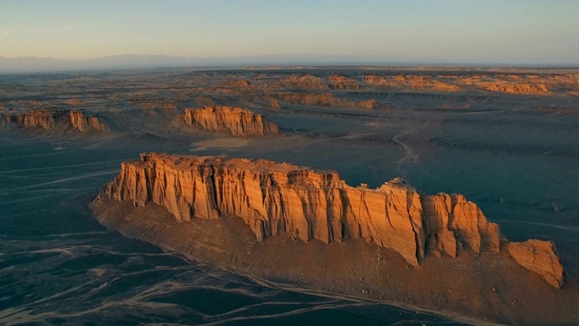 中国新疆，日落时的戈壁沙漠鸟瞰图。视频购买