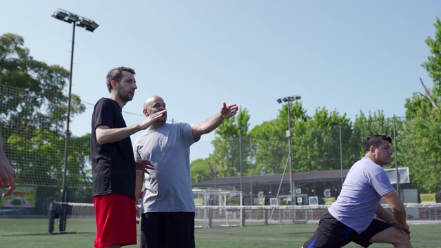 足球运动员在足球场上做热身运动视频素材