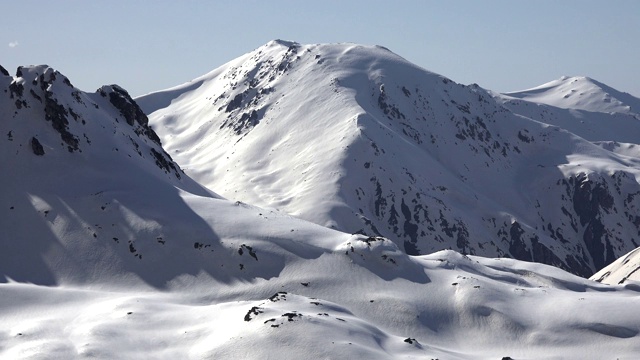 延时投影覆盖了白雪覆盖的山坡视频素材
