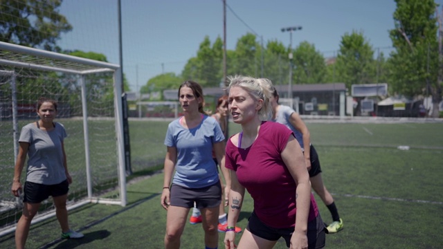 女人,足球运动员,足球场,活力视频素材