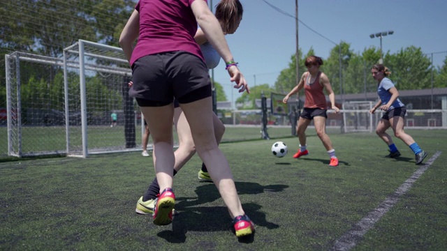 女人在户外踢足球视频素材