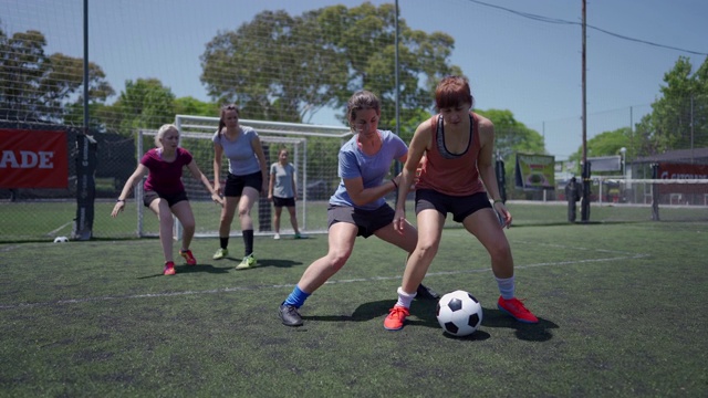 女人,足球运动员,足球场,活力视频素材