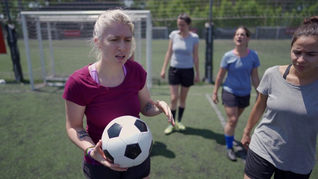 足球场,女人,足球运动员,活力视频素材