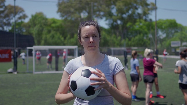足球场,女人,足球运动员,活力视频素材