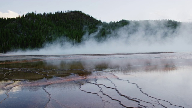大棱柱形温泉的热水蒸汽附近的黄石国家公园在怀俄明州视频下载