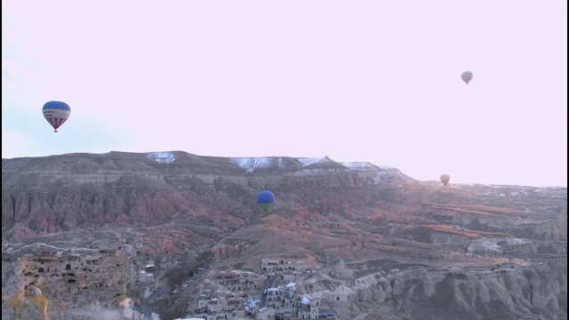 很多热气球飞过卡帕多西亚的山谷视频素材