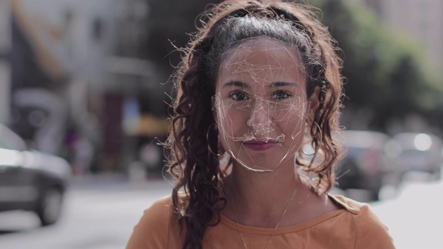 面部识别技术在城市道路上扫描西班牙裔女性的身份视频下载
