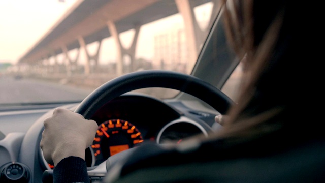 特写，女人的旅程开车上路旅行。视频素材