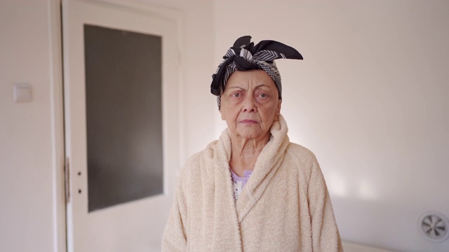 一位身患癌症的老年妇女的肖像视频素材