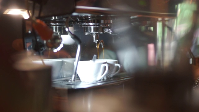 白色咖啡杯的咖啡机。视频素材