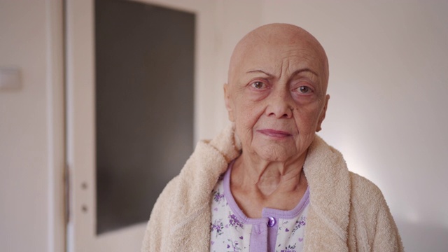 老年妇女与癌症作斗争视频素材