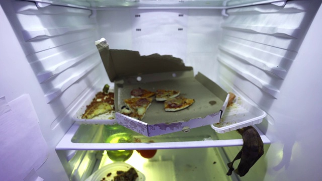 冰箱里有剩饭。肮脏的冰箱，内景。变质的食物。视频下载