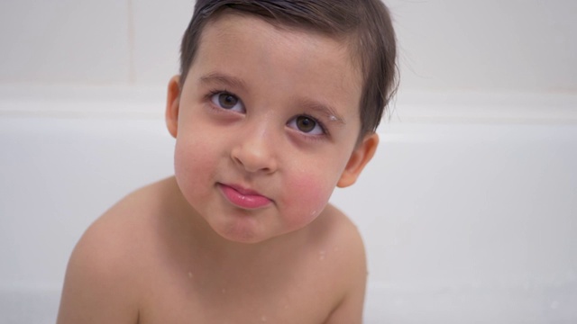 小男孩在洗澡视频素材
