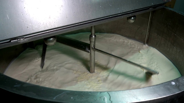 乳业工厂巴氏杀菌槽内的生奶-缩小视频下载