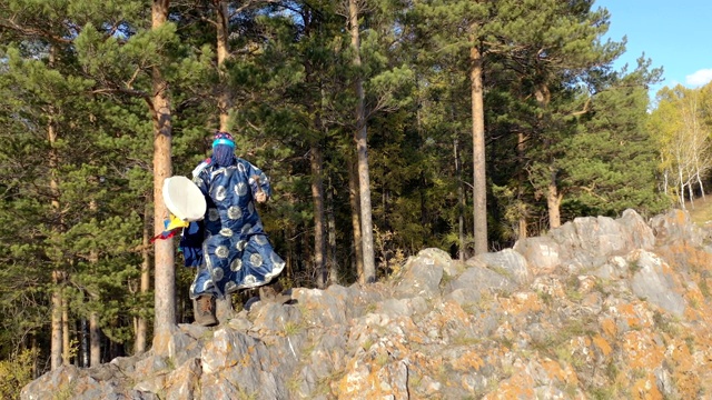 一位古老的西伯利亚巫师用手鼓呼唤着森林的灵魂视频下载