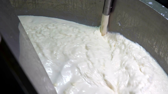 原料牛奶倒入巴氏杀菌罐-缩小视频下载