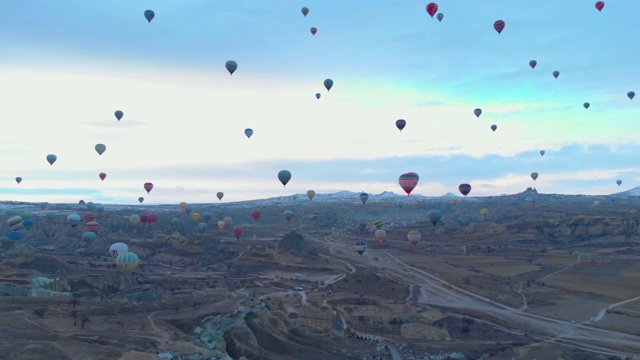 很多热气球飞过卡帕多西亚的山谷视频素材