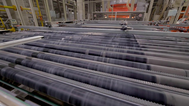 瓷砖在工厂运输输送带上移动的近景视频素材
