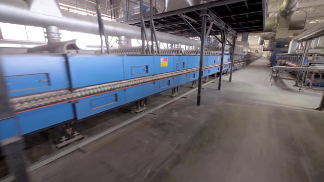 工业厂房、瓷砖生产车间的移动拍摄设备视频素材
