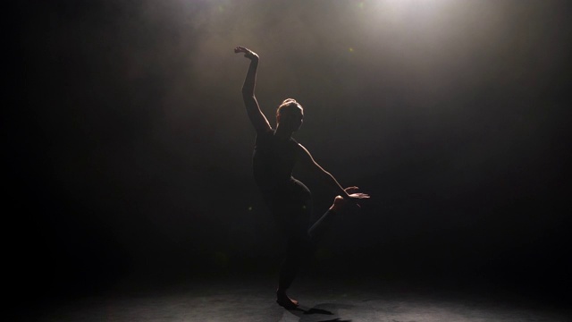 工作室黑暗中年轻舞者的剪影视频下载