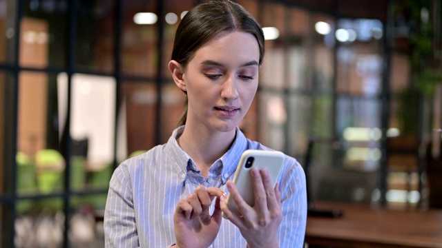 年轻女性使用智能手机的肖像视频素材
