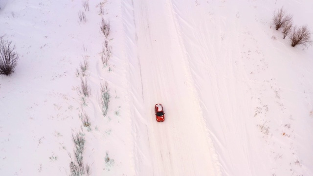 汽车在雪地上行驶，俯视图。视频下载