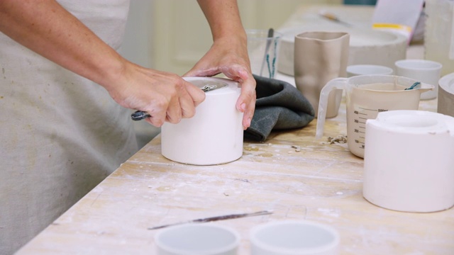 女陶工在陶艺工作室制作陶罐视频下载