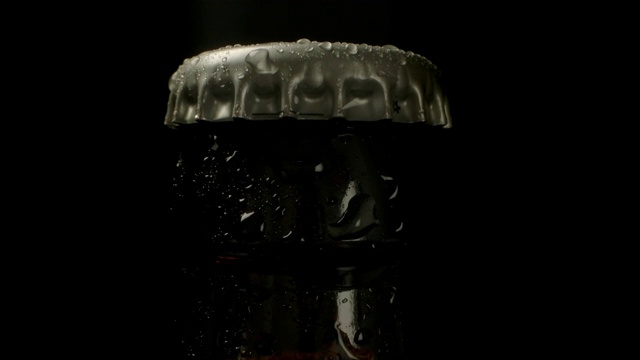 一瓶密封的冰啤酒视频素材