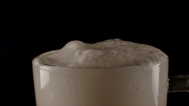 一杯有泡沫的啤酒视频素材