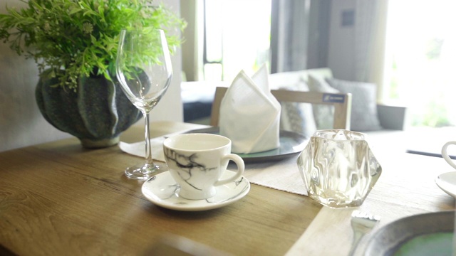 餐具、餐巾和玻璃杯的餐桌布置。视频素材