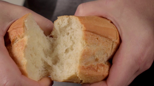 女人的手正在切烤面包视频下载
