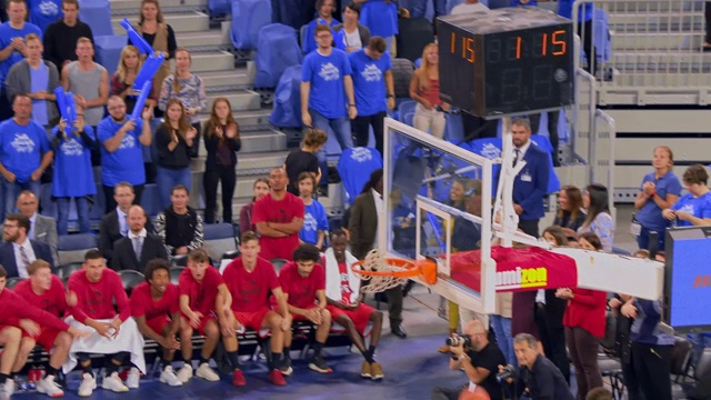 那个篮球运动员在篮球比赛中投了一个远射得分视频下载