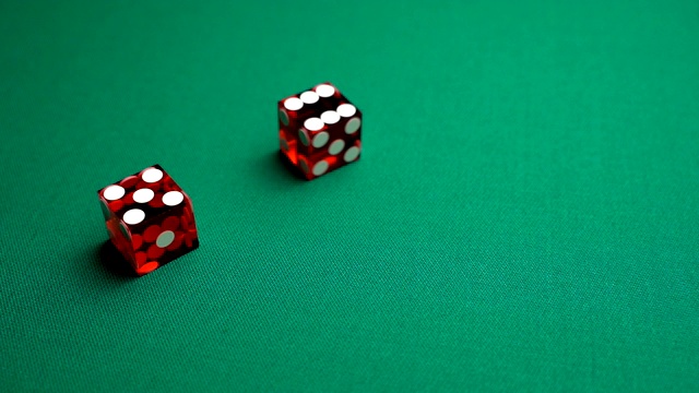 庄家掷骰骰出11。慢镜头两个红色骰子，骰子，扔在绿色的绒毛背景赌场，哟或哟利文。成人随机结果的赌博游戏。视频素材