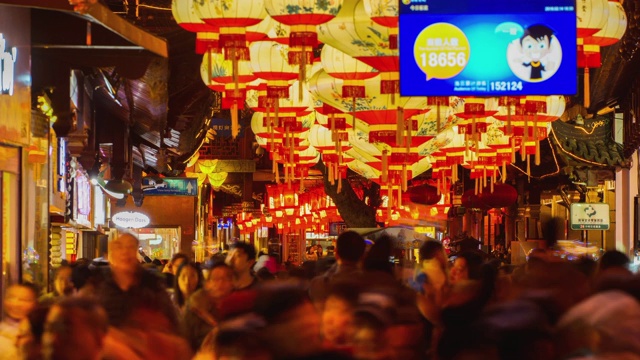 中国上海著名的豫园，一个传统的购物区和历史建筑视频素材