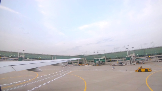 飞机窗外景色，飞机准备从机场起飞视频素材