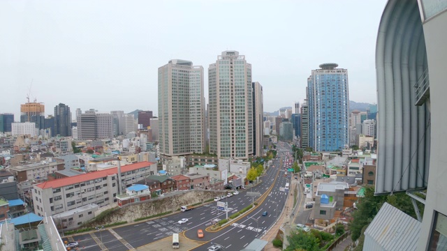 在韩国首尔，汽车交通和皇冠行人在路上视频下载