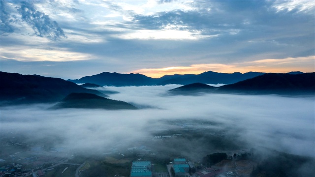 日落时，云海笼罩在村庄的山上/京畿道，韩国视频下载