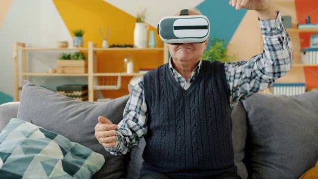 公寓,老年男人,做手势,虚拟现实视频素材