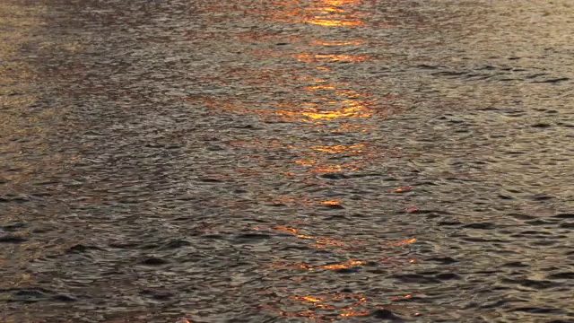 背景的海水波浪在海滩上的日落，泰国。旅游与自然概念视频素材