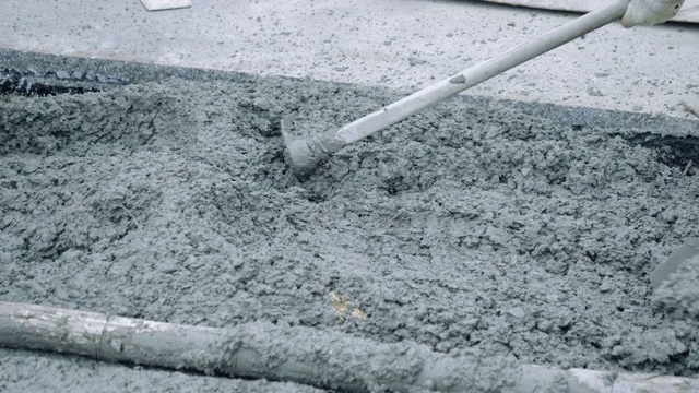 工人在工地上从水泥车上搅拌水泥。视频素材