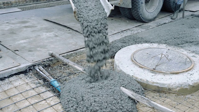 在施工现场用水泥车搅拌水泥。视频素材