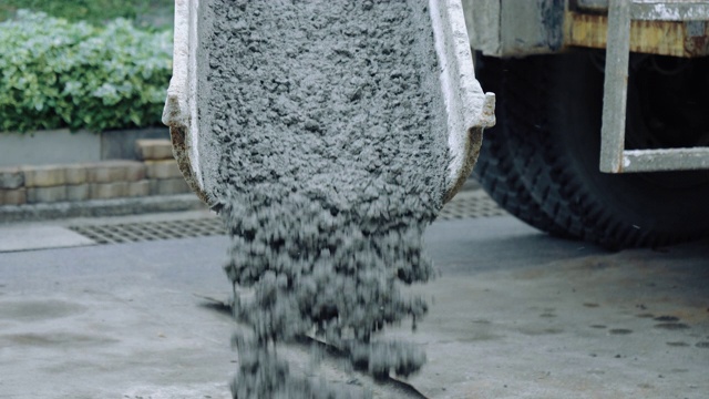 在施工现场用水泥车搅拌水泥。视频素材