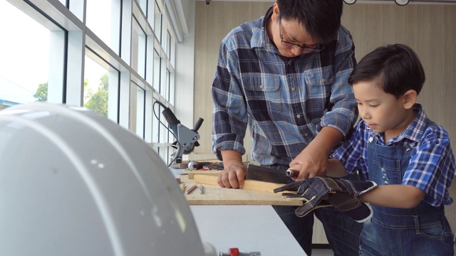 父亲和儿子练习技能木匠在工作视频素材