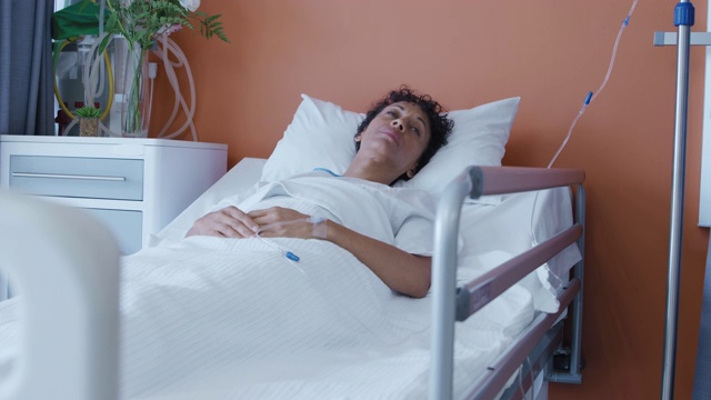 女病人躺在医院的病床上视频素材