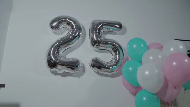 气球上写着数字25。生日视频素材