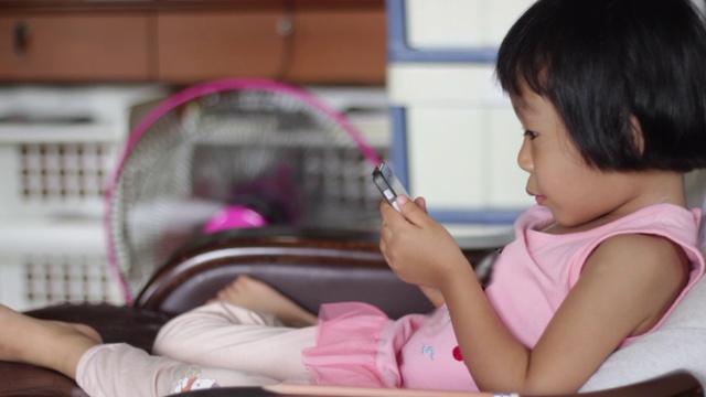 女孩,亚洲,智能手机,女婴视频素材