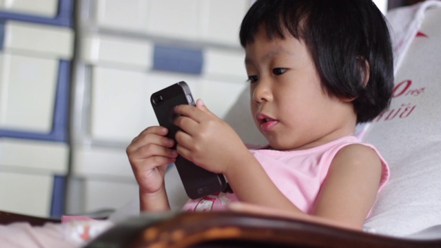 女孩,亚洲,智能手机,女婴视频素材